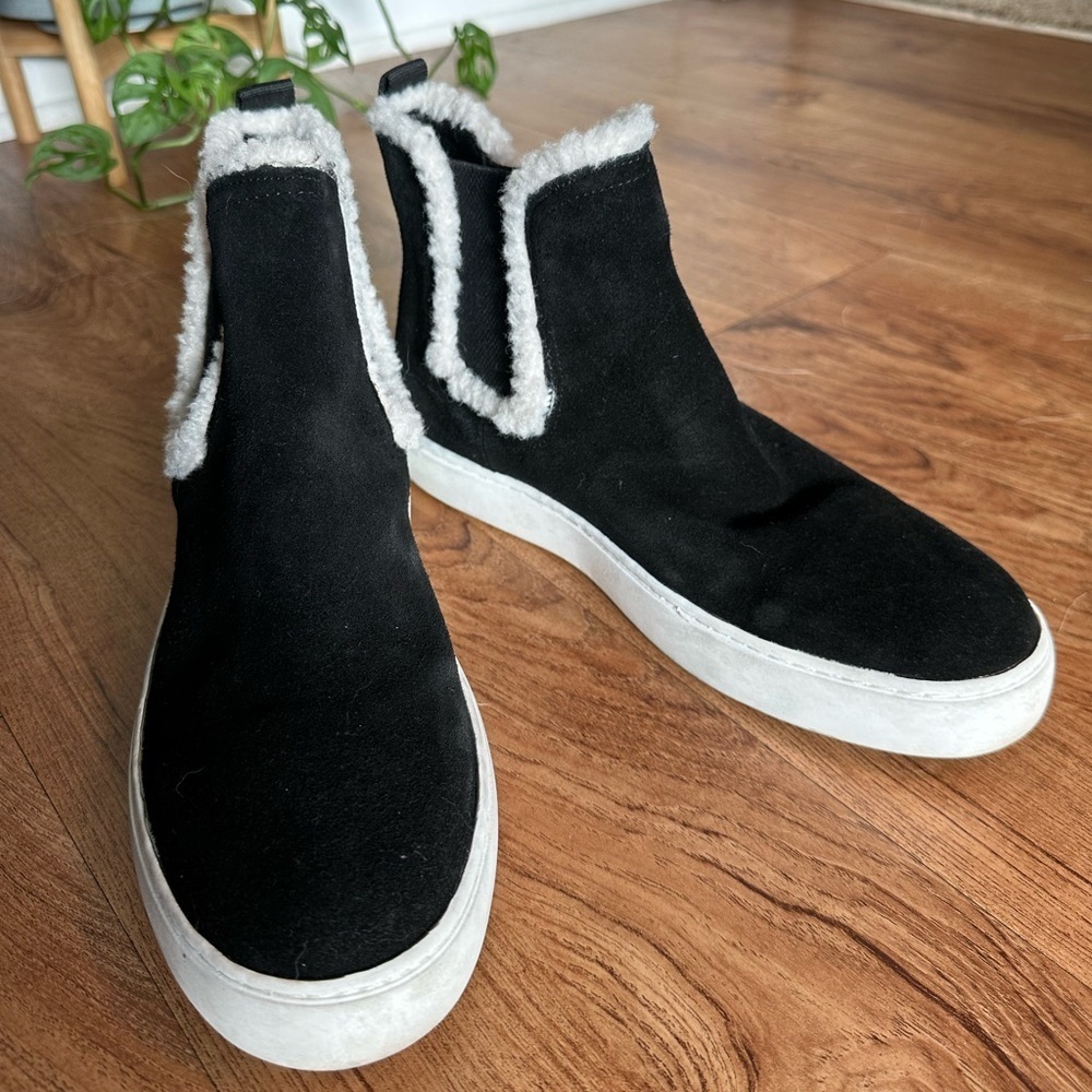 Lucky Brand Women’s Kichai Cozy Chelsea Boot. Size 9